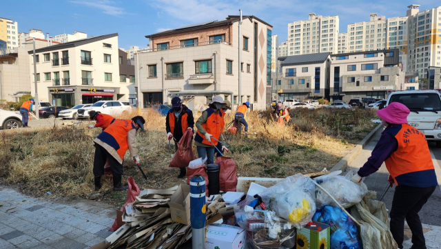 순천시 도사동은 지난 3월부터 정원박람회장 주변을 정비하는 ‘깨끗한 거리 만들기 및 캠페인’을 지속적으로 추진하고 있다. 사진 제공=순천시