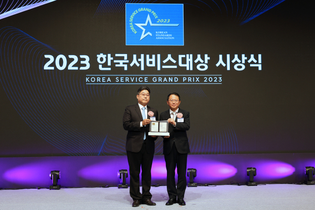 주영수(사진 왼쪽) 롯데건설 전략기획 부문 상무가 지난 7일 열린 ‘2023 한국서비스대상 시상식’에 참여해 수상 후 기념 촬영을 하고 있다. 사진 제공=롯데건설