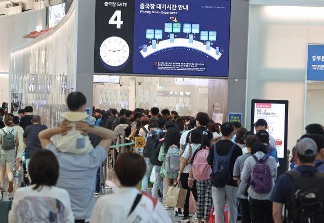 인천국제공항 제1여객터미널 출국장이 여행객들로 붐비고 있다. 연합뉴스