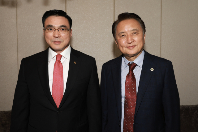 김영환(오른쪽) 충북도지사가 아마르사이항(왼쪽) 몽골 수석부총리를 만나 양 지역간 국제교류 방안을 논의했다. 사진제공=충북도