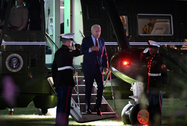 조 바이든(가운데) 미국 대통령이 9일(현지 시간) 영국 런던 윈필드 하우스에 착륙한 전용 헬기 ‘마린원’에서 내리고 있다. AFP연합뉴스