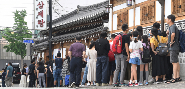 초복을 하루 앞둔 10일 서울 종로구의 한 삼계탕 전문점에 손님들이 길게 줄을 서 있다. 오승현 기자