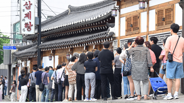 초복을 하루 앞둔 10일 서울 종로구의 한 삼계탕전문점이 문전성시를 이루고 있다. 한국소비자원 가격정보 종합포털 '참가격'에 따르면 지난 5월 서울 소재 음식점의 삼계탕 가격은 평균 1만 6423원으로 지난해 같은 달 (1만 4577원)에 비해 12.7% 상승했다. 오승현 기자