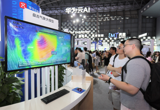 지난 6일 중국 상하이에서 열린 세계인공지능회의(WAIC) 행사장에서 참가자들이 화웨이의 날씨 인공지능(AI) 모델을 둘러보고 있다. 신화연합뉴스