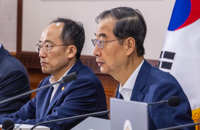 한덕수 국무총리가 11일 정부서울청사에서 열린 국무회의에 참석해 안건에 대해 설명하고 있다. 연합뉴스