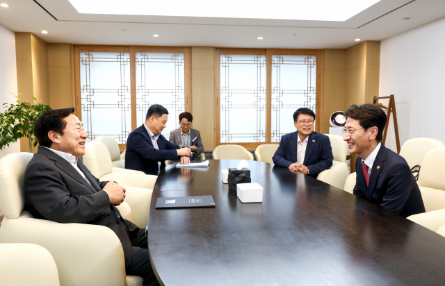 김윤상(오른쪽 첫번째) 조달청장이 중소기업중앙회를 찾아 김기문(왼쪽 첫번째) 중앙회장과 대화를 나누고 있다. 사진제공=조달청