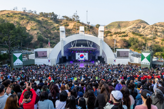 2019년 미국 LA 할리우드 볼에서 코리아타임즈 뮤직 페스티벌이 진행되고 있다. 코리아타임즈 뮤직 페스티벌 소셜미디어