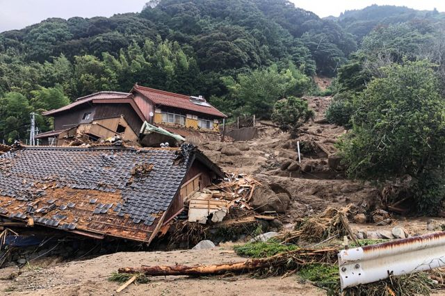 일본 사가현 가라쓰시에서 10일 산사태로 발생한 토사에 목조 주택이 무너져 있다. AFP 연합뉴스