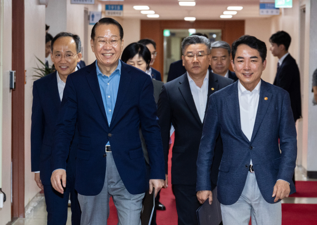 추경호(왼쪽) 부총리 겸 기획재정부 장관, 권영세(왼쪽 두 번째) 통일부 장관, 박민식(오른쪽) 국가보훈부 장관이 11일 정부서울청사에서 열린 국무회의에 입장하고 있다. 연합뉴스