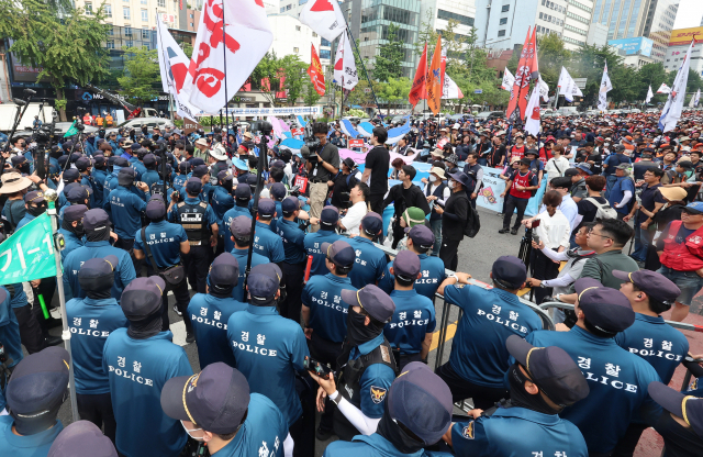 6일 오후 서울 중구 숭례문 일대에서 열린 전국민주노동조합총연맹(민주노총) 전국노동자대회에서 참가자들이 행진 도중 경찰과 대치하고 있다. 연합뉴스