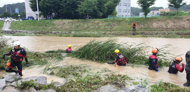 11일 오전 10시 20분께 경기도 여주시 소양천에서 70대 남성이 빗물에 불어난 하천에 휩쓸려 숨지는 사고가 났다. 사진은 119 구조대원들의 수색 모습. 경기도소방재난본부 제공