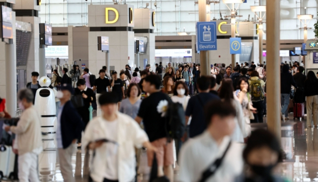 지난달 21일 오전 인천국제공항 제1터미널 출국장에서 여행객들이 탑승수속을 위해 줄을 서고 있다. 사진=연합뉴스