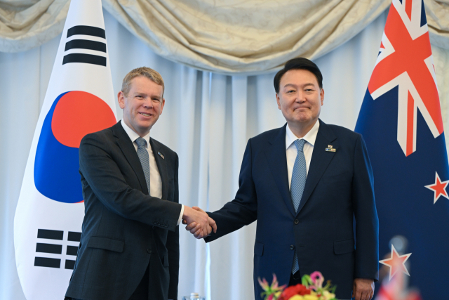 尹, 韓-뉴질랜드 정상회담 '인도·태평양 핵심 파트너'…공급망 협력 강화