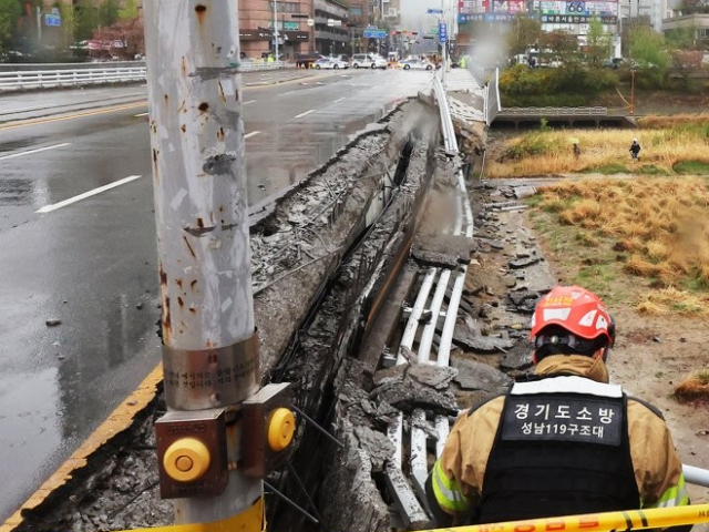 지난 4월 5일 오전 9시 45분께 경기도 성남시 분당구 정자동에서 하천을 가로지르는 교각 난간이 무너지는 사고가 났다. 연합뉴스