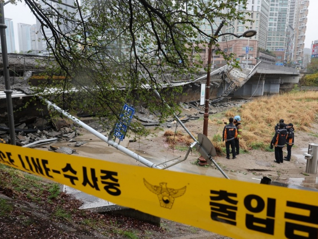 지난 4월 5일 오전 9시 45분께 경기도 성남시 분당구 정자동에서 하천을 가로지르는 교각 난간이 무너지는 사고가 났다. 연합뉴스