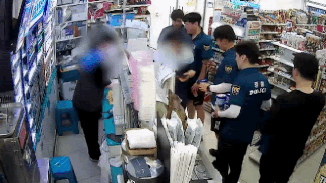 인천의 한 편의점에서 60대 남성(붉은 원)이 50만원 상당의 구글 기프트카드를 구매하려고 하고 있다. 사진 제공=인천경찰청