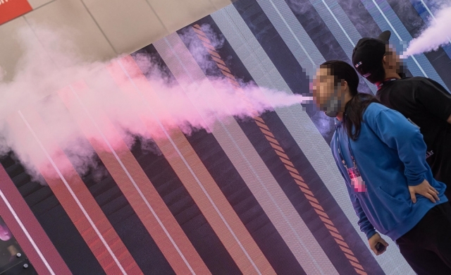 지난해 11월 경기도 고양 킨텍스에서 열린 전자담배쇼 ‘코리아 베이프 쇼’에서 참가자들이 전자담배를 시연하고 있다. 코리아 베이스표 홈페이지 캡처