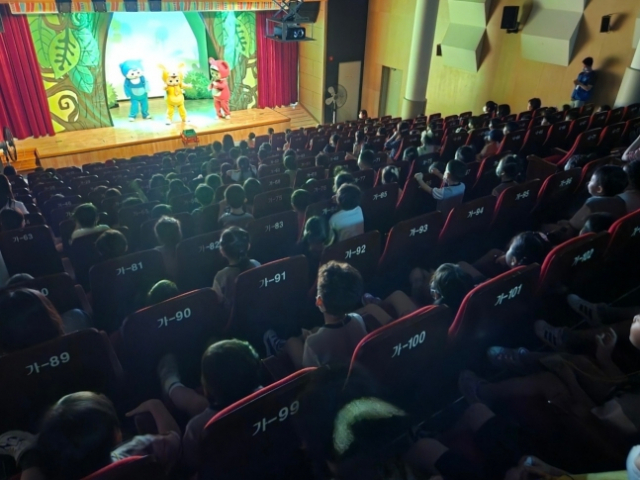 지난 4일 어린이들이 강북구육아종합지원센터 공연장에서 '생명사랑 어린이 인형극-우리 모두 소중해'를 관람하고 있다. 강북구 제공
