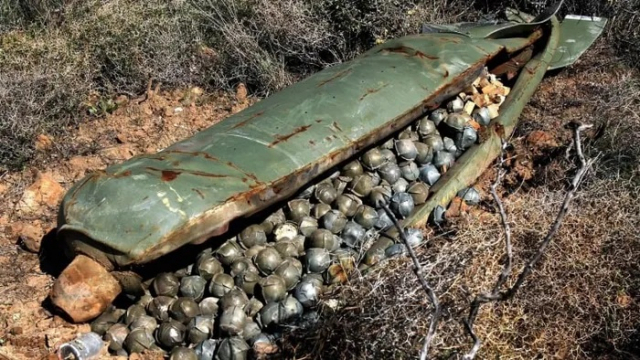 2006년 레바논에서 발견된 집속탄. 안에 600여개의 새끼 폭탄이 담겨 있다. 연합뉴스