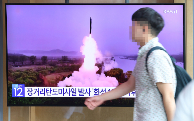 북한이 동해상으로 장거리 탄도미사일을 발사한 12일 서울역 대합실에 설치된 TV 스크린에 관련 뉴스가 나오고 있다. 합동참모본부는 이날 