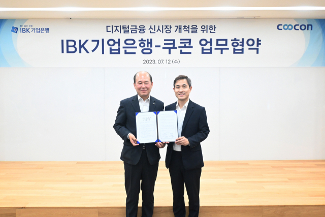 박주용(왼쪽) IBK기업은행 부행장과 김종현 쿠콘 대표. 사진 제공=웹케시