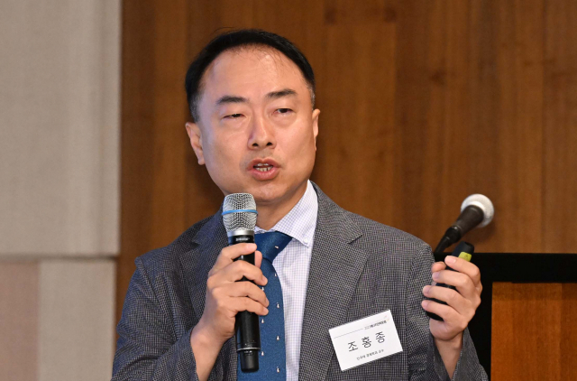 조홍종 단국대 교수가 12일 서울 중구 신라호텔에서 열린 ‘2023 에너지전략포럼’에서 전력계통 문제와 지역 에너지 역할을 주제로 강연하고 있다. 권욱 기자