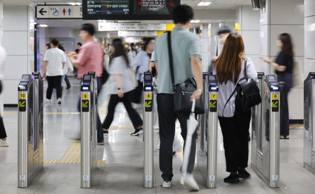 [속보] 서울 버스요금 다음달부터 300원 오른다…지하철도 10월 150원 인상