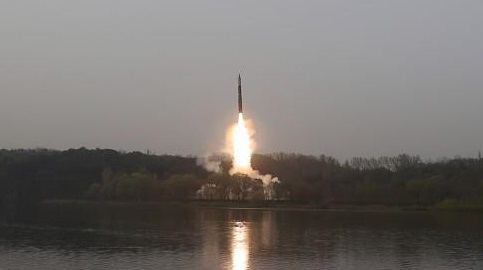 올 4월 북한의 고체연료 사용 대륙간탄도미사일(ICBM) ‘화성-18형’의 발사 장면. 연합뉴스