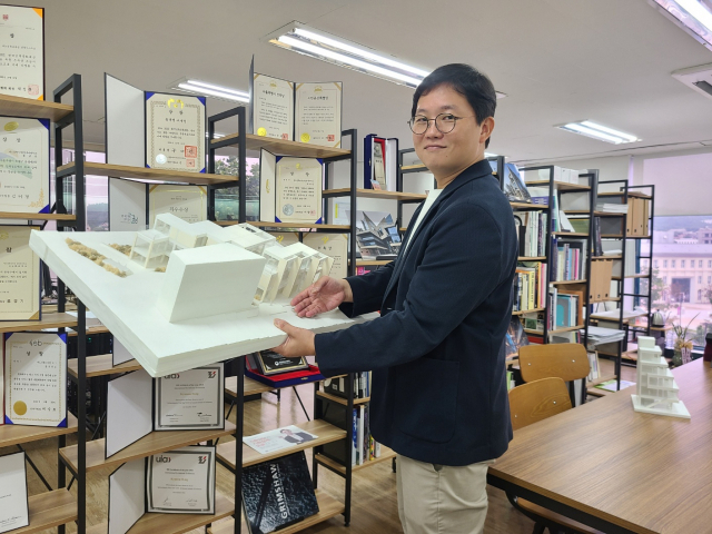 홍규선 여느건축디자인건축사사무소 소장이 설계를 담당한 ‘김근태 기념도서관’에 대해 설명하고 있다.