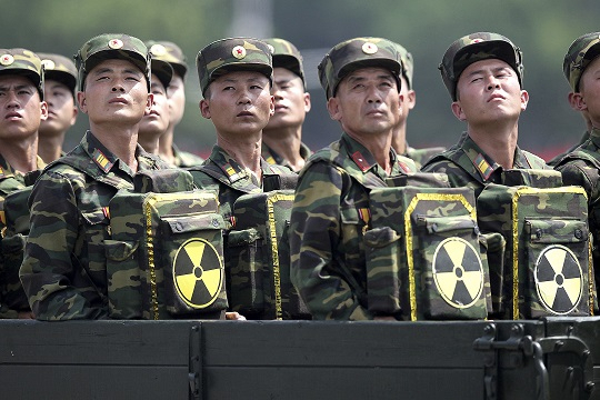 지난 2017년 7월 평양 군사퍼레이드에 등장한 북한의 핵배낭. 연합뉴스