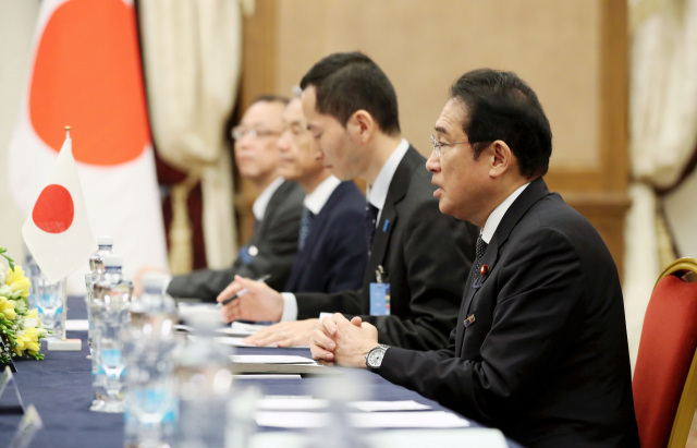 기시다 후미오 일본 총리가 12일 리투아니아 빌뉴스 한 호텔에서 열린 한일 정상회담에서 발언하고 있다. /연합뉴스
