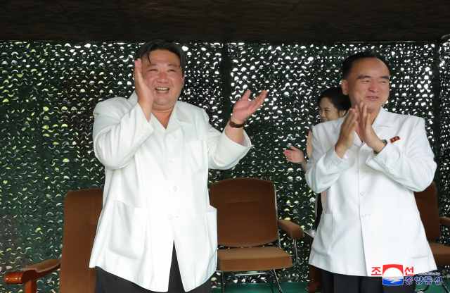 북한이 12일 김정은 국무위원장이 참석한 가운데 신형 고체연료 대륙간탄도미사일(ICBM) 화성-18형의 시험발사를 감행했다고 13일 조선중앙통신이 보도했다. 연합뉴스