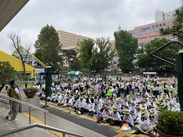 13일 오전 서울의 한 대학병원 건물 밖에 민주노총 보건의료노조 소속 노조원들이 파업 집회를 준비 중이다. 김남명 기자