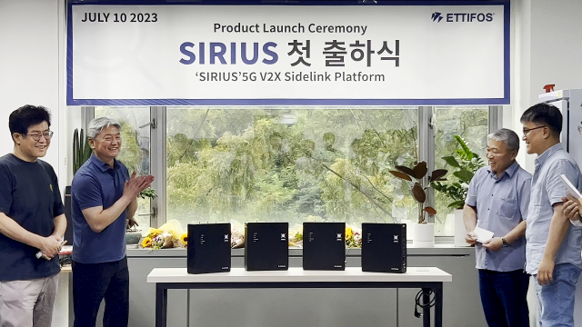 5G 기술 기반 V2X(차량-사물 통신) 기술기업 에티포스 임직원이 5G V2X 플랫폼 ‘시리우스(SIRIUS)’ 출하식을 열고 제품을 살펴보고 있다. 사진 제공=에티포스