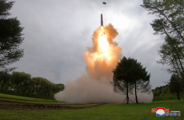 북한이 12일 김정은 국무위원장이 참석한 가운데 신형 고체연료 대륙간탄도미사일(ICBM) 화성-18형의 시험발사를 감행했다고 13일 조선중앙통신이 보도했다. 평양=조선중앙통신 연합뉴스