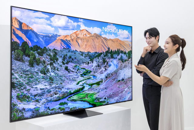 삼성전자 모델이 98형 Neo QLED 8K (QNC990) 신모델을 소개하는 모습. 사진제공=삼성전자