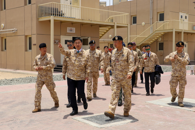 아랍에미리트연합국(UAE)을 방문 중인 신범철 국방부 차관이 12일(현지시간) 아랍에미리트 군사훈련협력단(아크부대)을 방문해 복지 여건을 확인하고 있다.