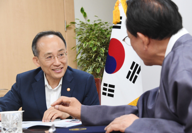 추경호(왼쪽) 부총리 겸 기획재정부 장관이 13일 정부서울청사에서 김호일 대한노인회중앙회 회장과 면담하고 있다. 사진 제공=기획재정부