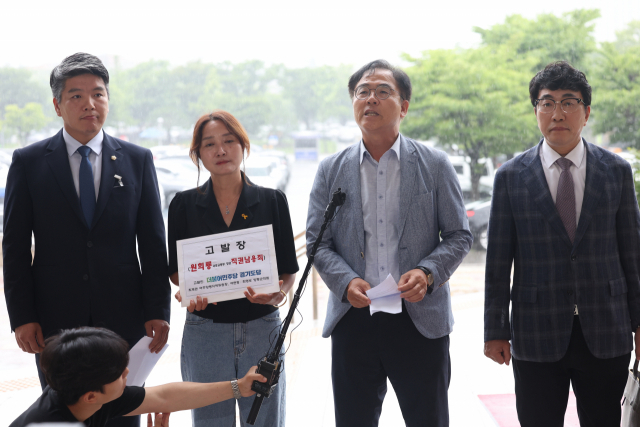 13일 더불어민주당 경기도당 최재관 여주양평지역위원장이 서울-양평 고속도로 백지화 논란과 관련 원희룡 국토교통부 장관을 직권남용 혐의로 고위공직자범죄수사처에 고발하기 전 발언하고 있다. 과천=연합뉴스