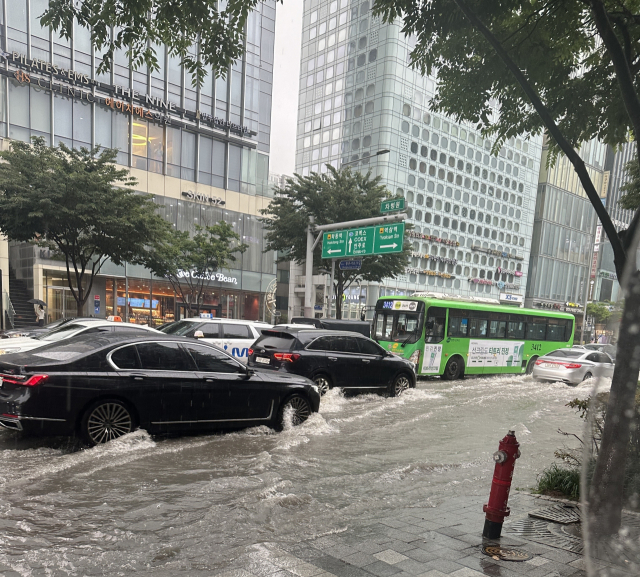 13일 오후 서울 강남구 언주역 인근 도로에 물이 차오르고 있다. 독자 제공