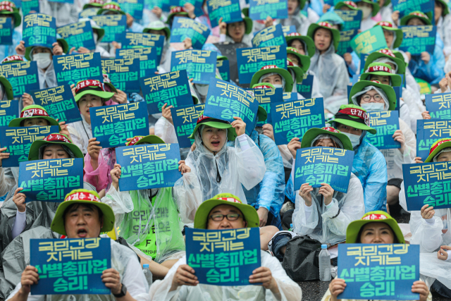 전국보건의료산업노동조합 조합원들이 13일 오후 서울 종로구 세종대로 일대에서 열린 산별 총파업대회에서 인력·공공의료 확충, 간호 간병 통합 서비스 전면 해결 등을 촉구하고 있다. 연합뉴스