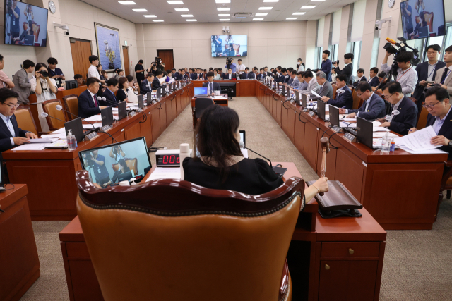 지난 5일 오전 국회에서 열린 산업통상자원중소벤처기업위원회 전체회의에서 이재정 위원장이 회의를 주재하고 있다. 연합뉴스