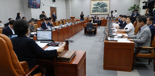 남인순 정치개혁특별위원회 위원장이 13일 서울 여의도 국회에서 열린 정치개혁특별위원회 전체회의에서 의사봉을 두드리고 있다. 연합뉴스