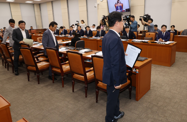 13일 국회 행정안전위원회에서 여당 간사인 이만희의원 등 국민의힘 의원들이 '이태원 참사 특별법' 공청회 전 퇴장하고 있다. 연합뉴스