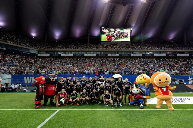 지난해 7월 토트넘과 친선경기를 마친 후 팬들과 기념사진을 촬영하고 있는 팀 K리그 선수들. 사진 제공=한국프로축구연맹