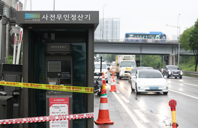 14일 오전 서울 서초구 반포한강공원이 장맛비로 인한 한강 수위 상승으로 물에 잠기면서 주차정산기 등 시설물이 올림픽대로 갓길로 옮겨져 있다. 연합뉴스