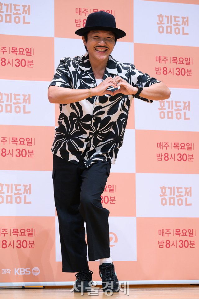 개그맨 조세호가 14일 오후 서울 영등포구 KBS아트홀에서 진행된 KBS2 예능프로그램 ‘홍김동전’ 1주년 기념 기자간담회에서 포즈를 취하고 있다. 김규빈 기자