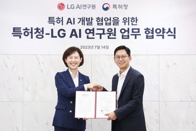 배경훈(오른쪽) LG AI연구원장과 이인실 특허청장이 14일 서울 강서구 마곡 LG사이언스파크에서 ‘특허 전문가 AI 개발을 위한 업무협약’을 체결한 뒤 악수하고 있다. 사진 제공=LG