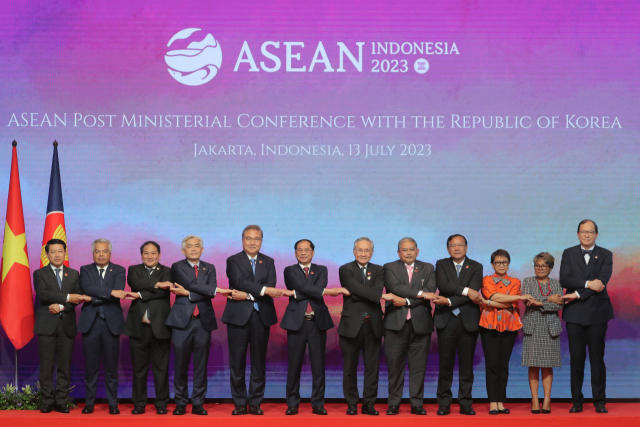박진 외교부 장관과 동남아시아국가연합(ASEAN·아세안) 외교 수장들이 13일(현지 시간) 인도네시아 자카르타에서 열린 한·아세안 외교장관회의에서 기념사진을 찍고 있다. 자카르타=연합뉴스