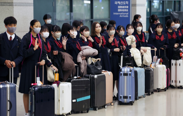 일본 구마모토현 루테루학원 고등학교 학생들이 3월 인천국제공항을 통해 입국하며 손을 흔들고 있다. 연합뉴스